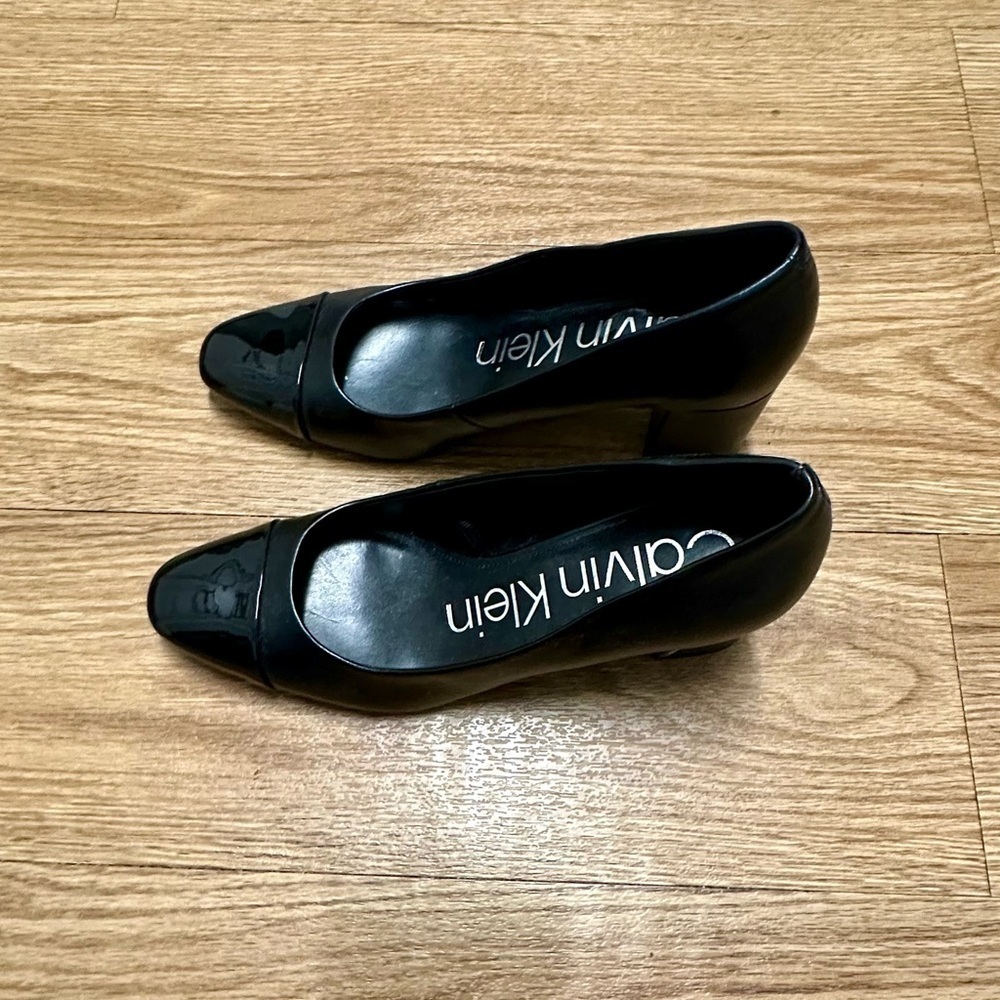 Calvin Klein tone two black pumps - Picture 5 of 10